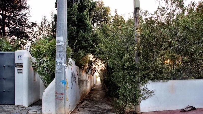 Φωτογράφος… αποκάλυψε τα πολύ στενά δρομάκια στο Μάτι που δεν βρήκαν οι κάτοικοι την ώρα της φωτιάς (εικόνες)
